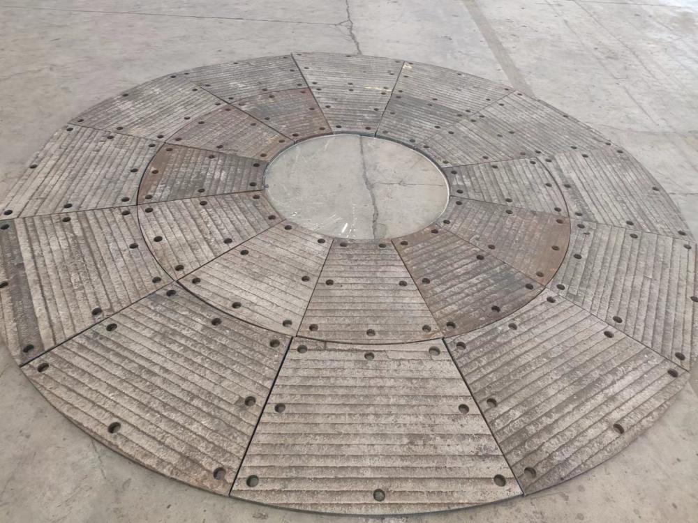 高铬耐磨板切割打孔