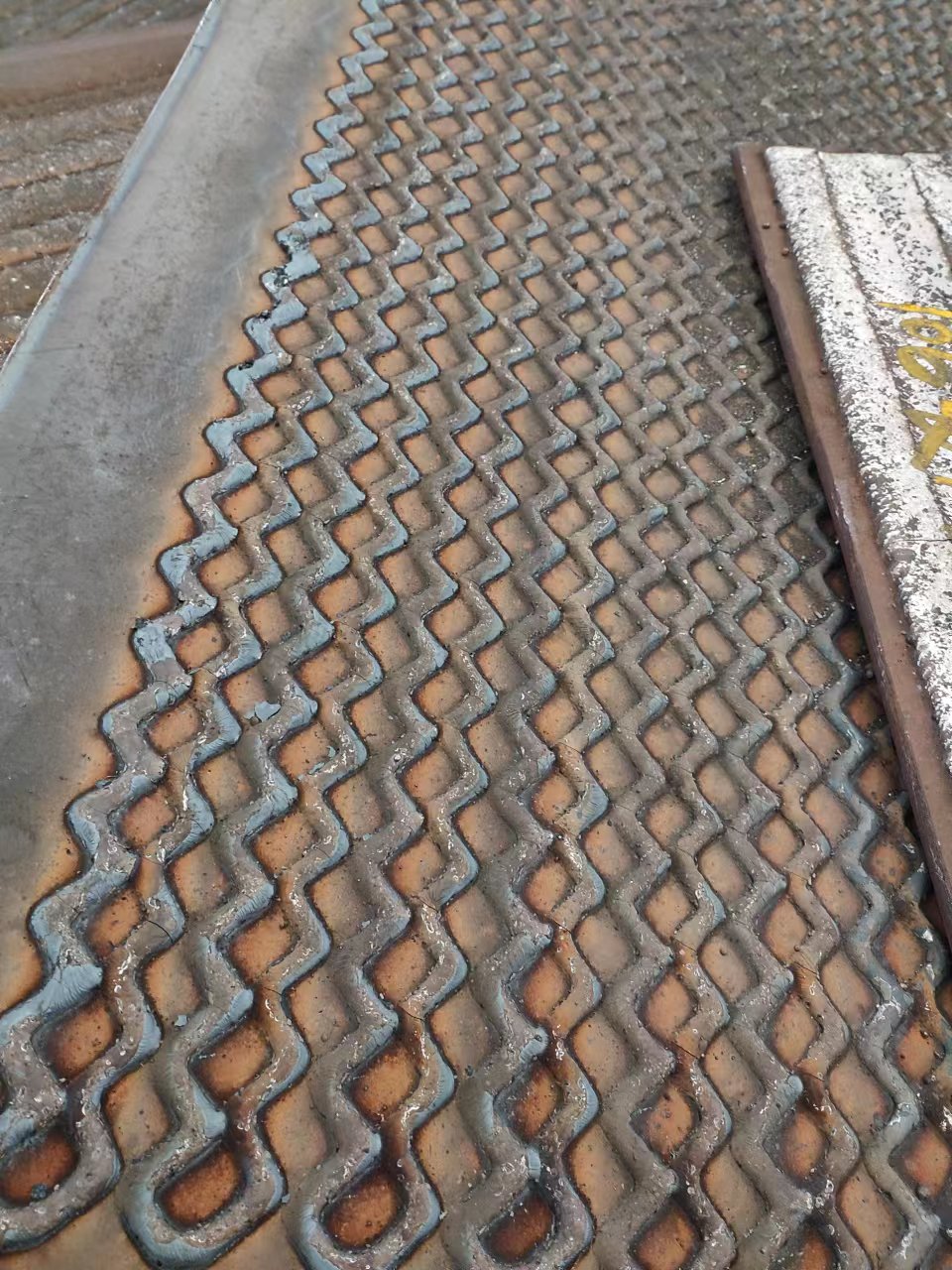 堆焊耐磨板花板8+6