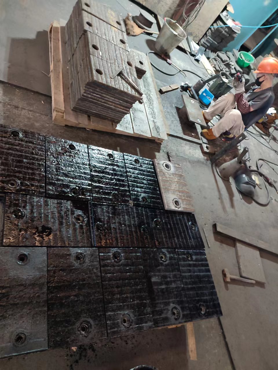 复合耐磨钢板4+4