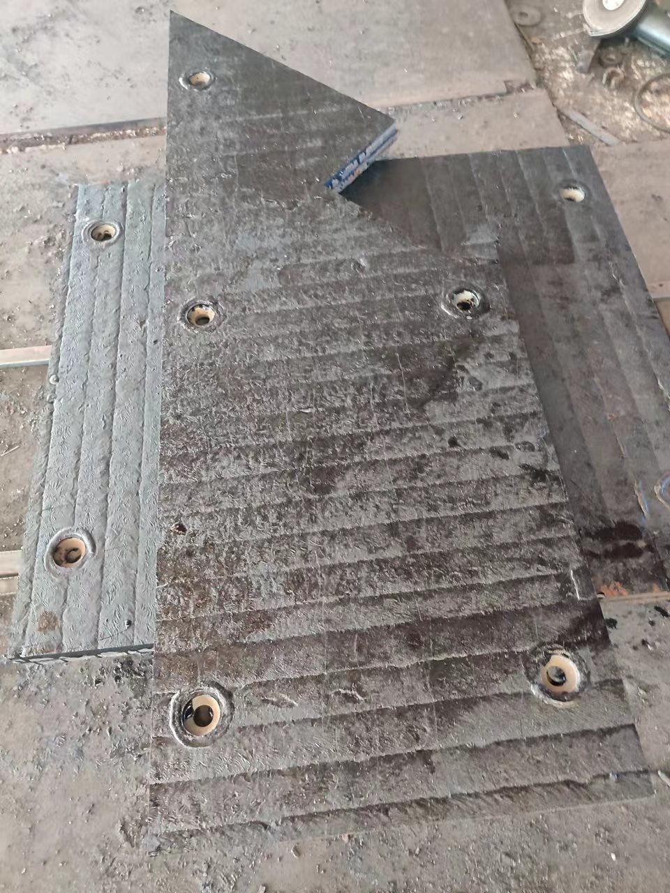 复合耐磨钢板6+4