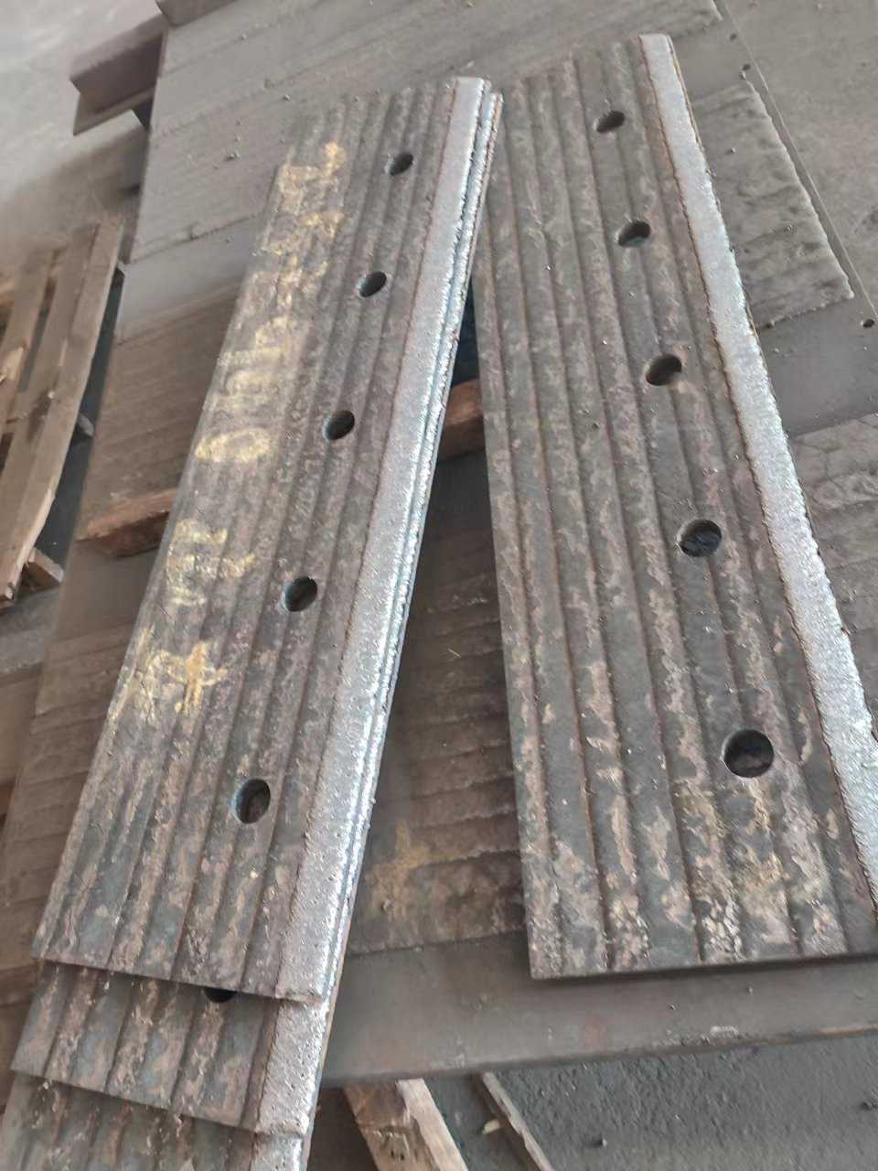 挖斗机铲板耐磨板