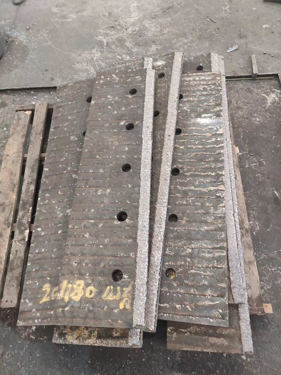 挖斗机衬板挖斗机耐磨衬板堆焊耐磨板